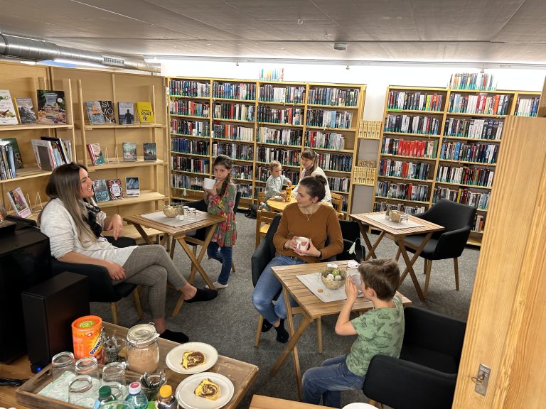 Menschen im Bücherei-Cafe